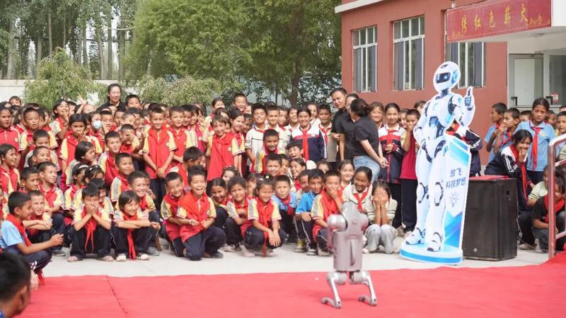 机器狗展演和科普秀精彩上演,让现场师生直观感受科技魅力。(高依然 摄)