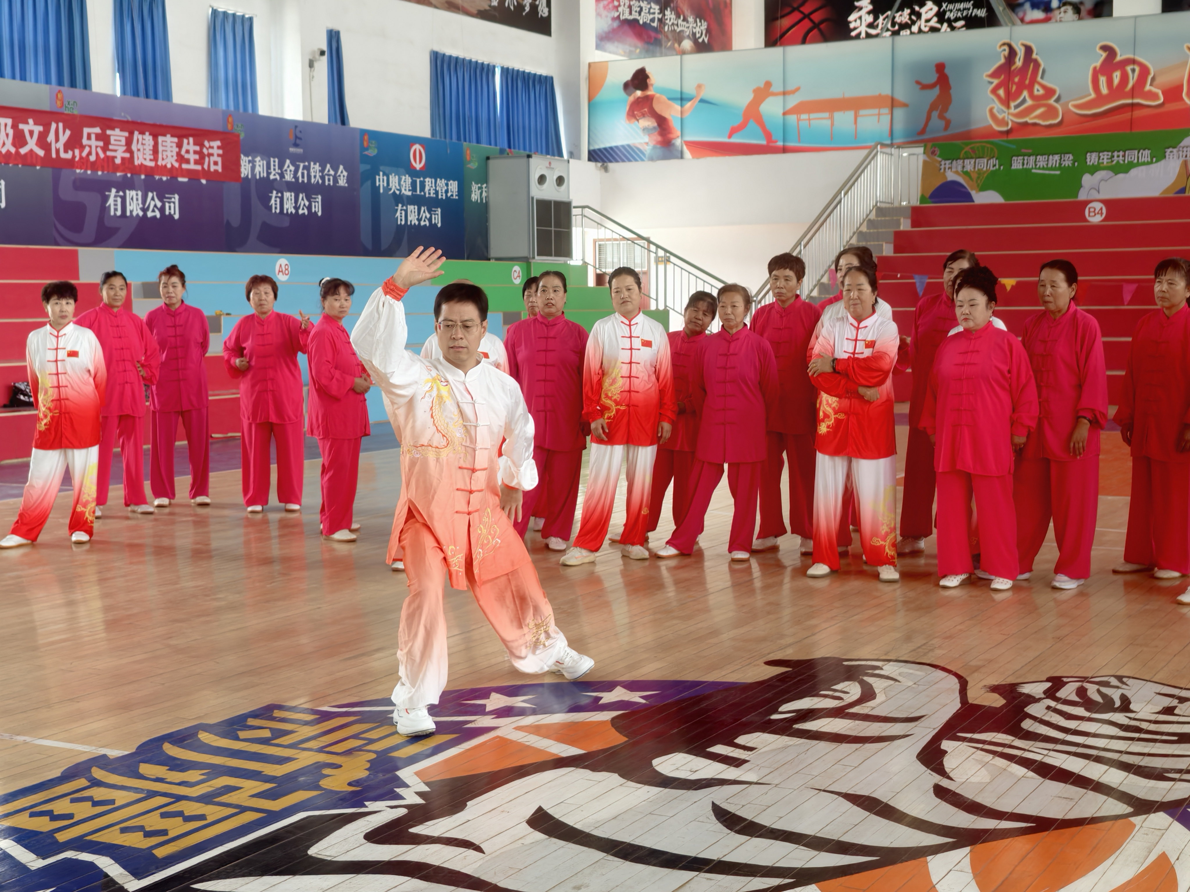 培训班课间休息时,学员围在杨来胜身旁观摩学习武当太极示范动作。(习倩 摄)