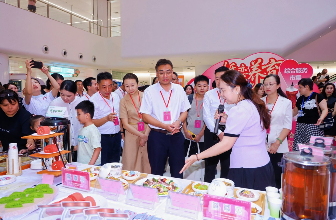 嘉宾了解具有民族特色的养生药膳(黄龙才 摄)