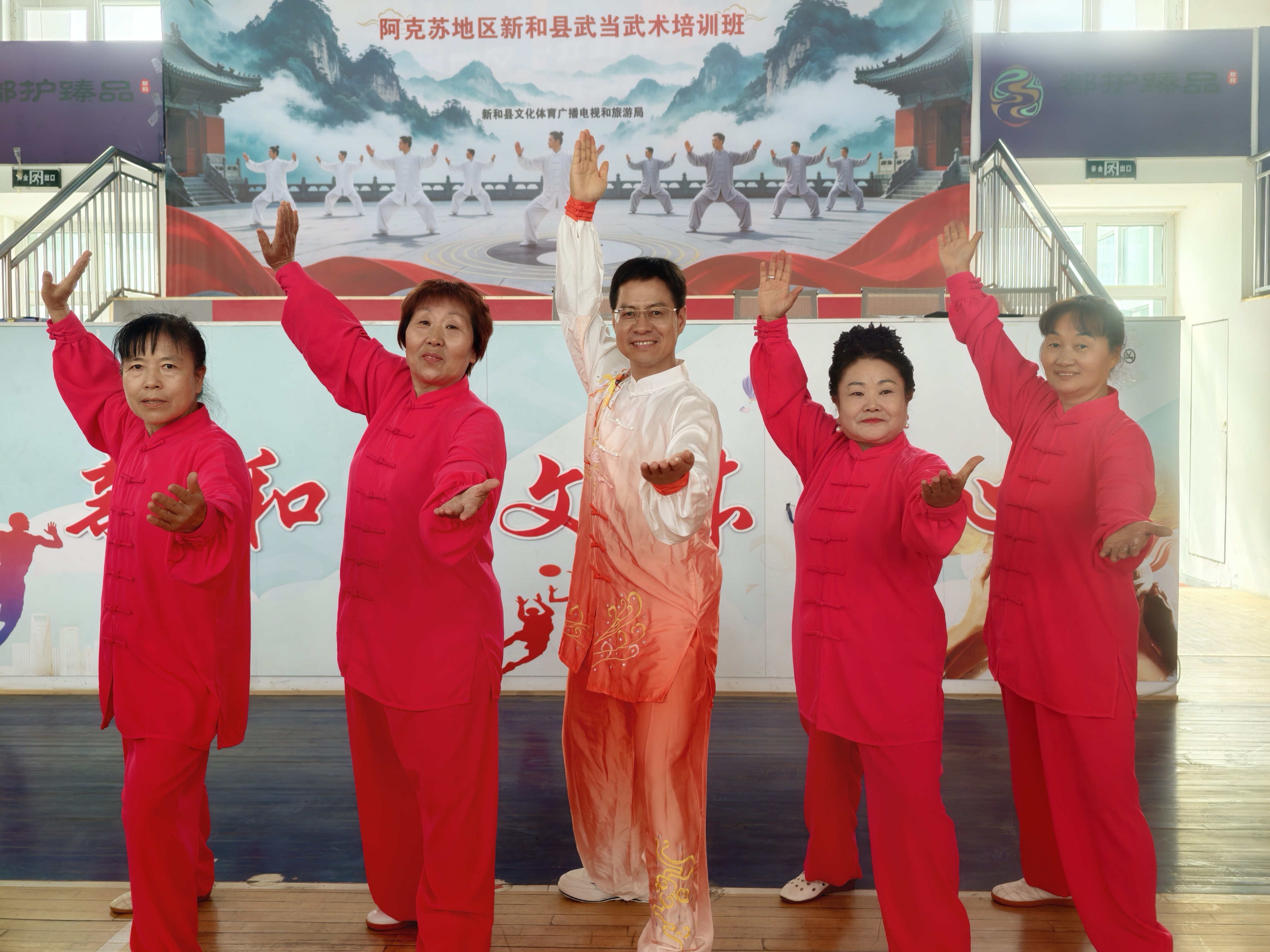 武当武术培训班学员与杨来胜共同摆出武术招式 (习倩 摄)
