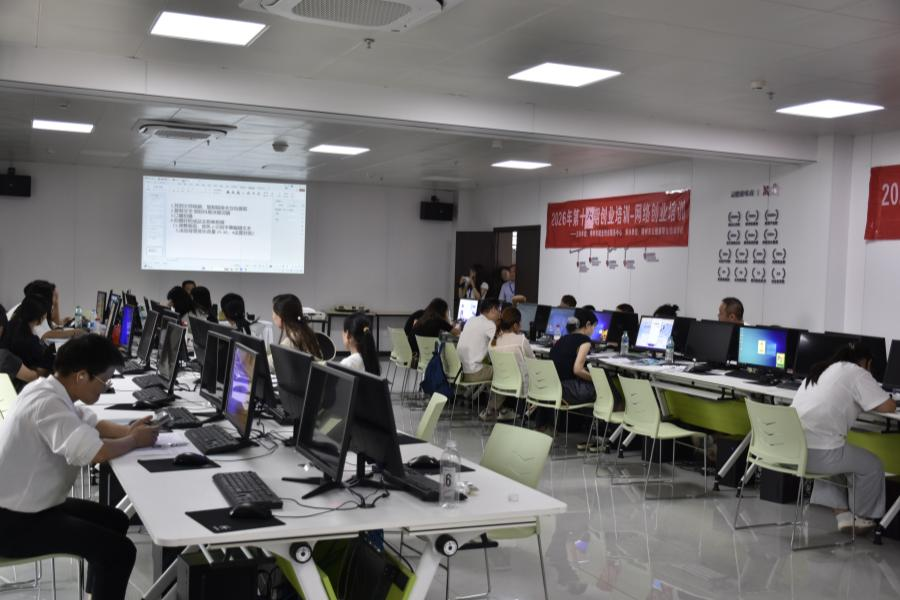 直播技能培训现场,学员跟随专业老师学习短视频创作本领(吴思雨 摄)