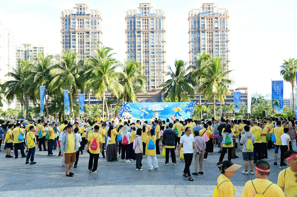 美兰区“行走美兰·遇见城市新貌”健康徒步活动启幕(王聘钊 摄)