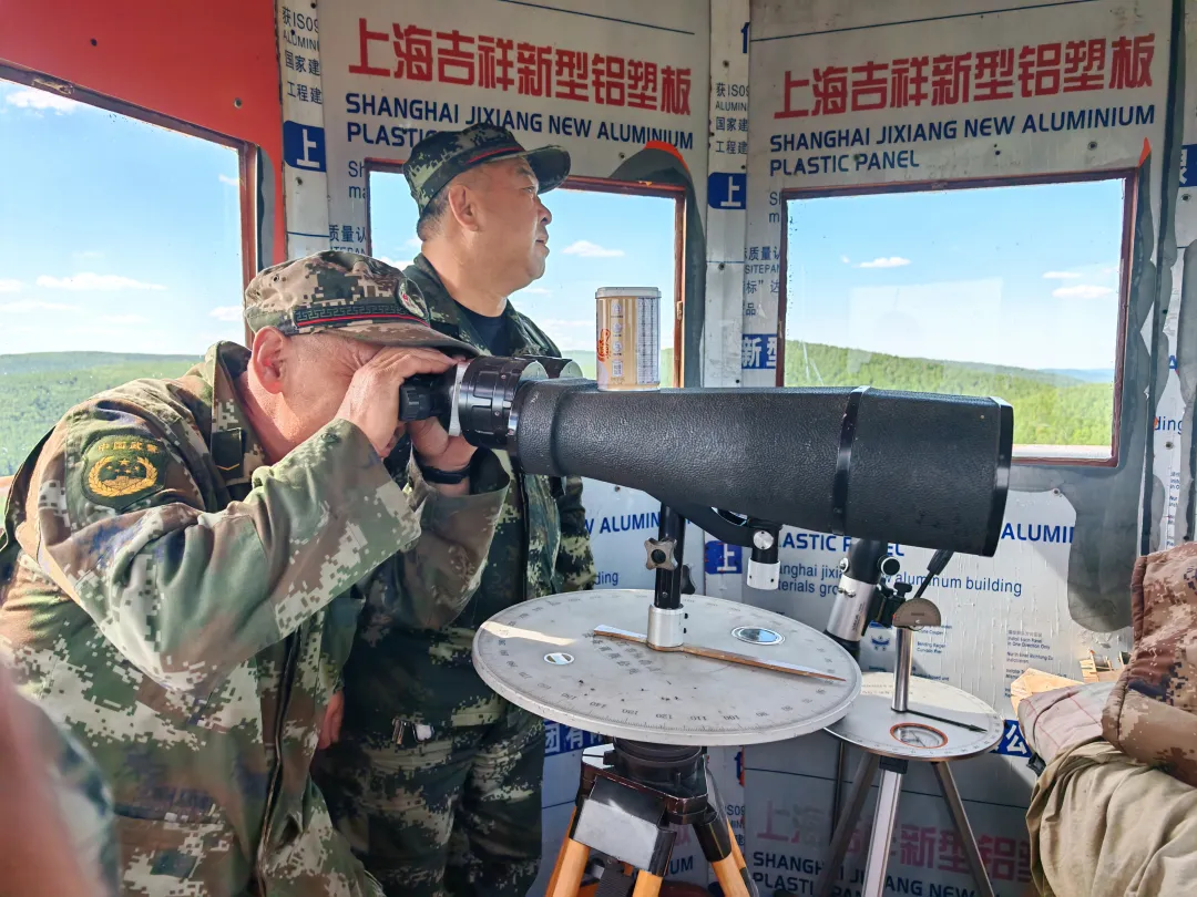 林业局瞭望员时刻紧盯周边山林动态,仔细观测林区情况(高越 摄)