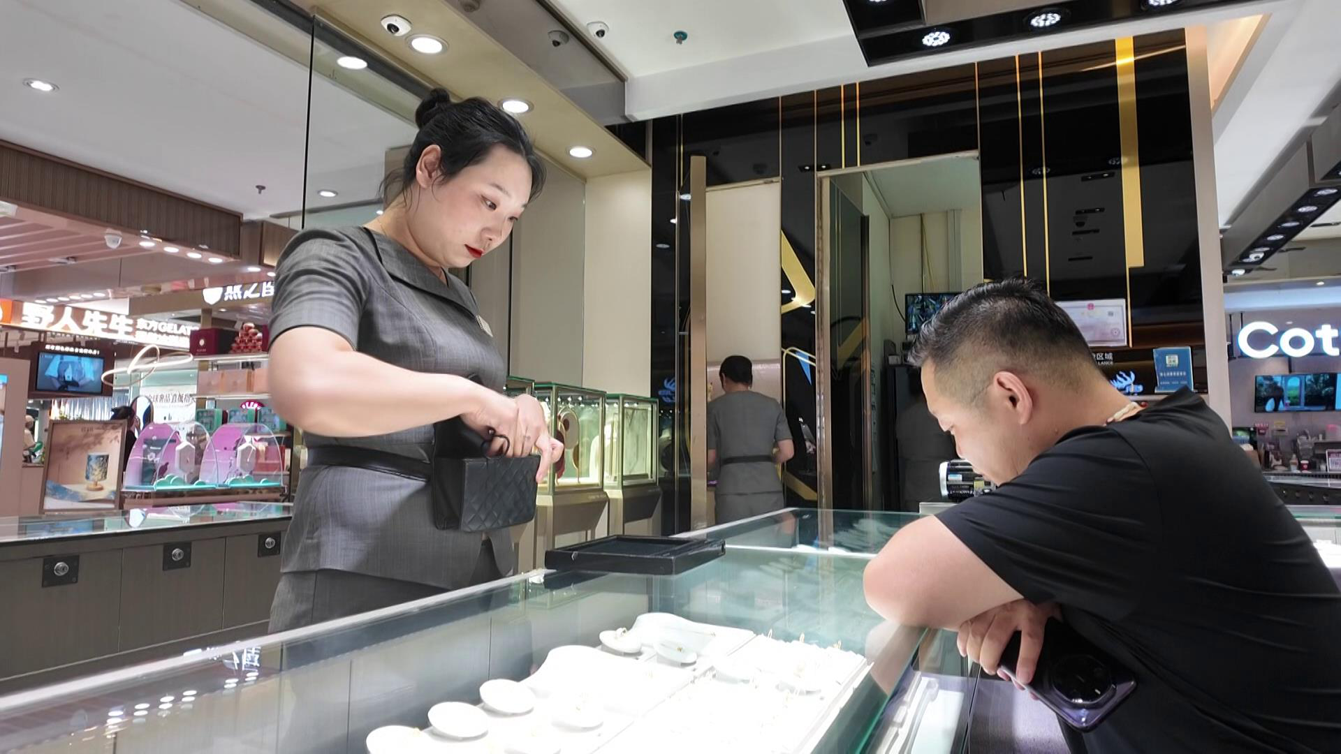 市民正在选购珠宝饰品(孙季鸿 摄)