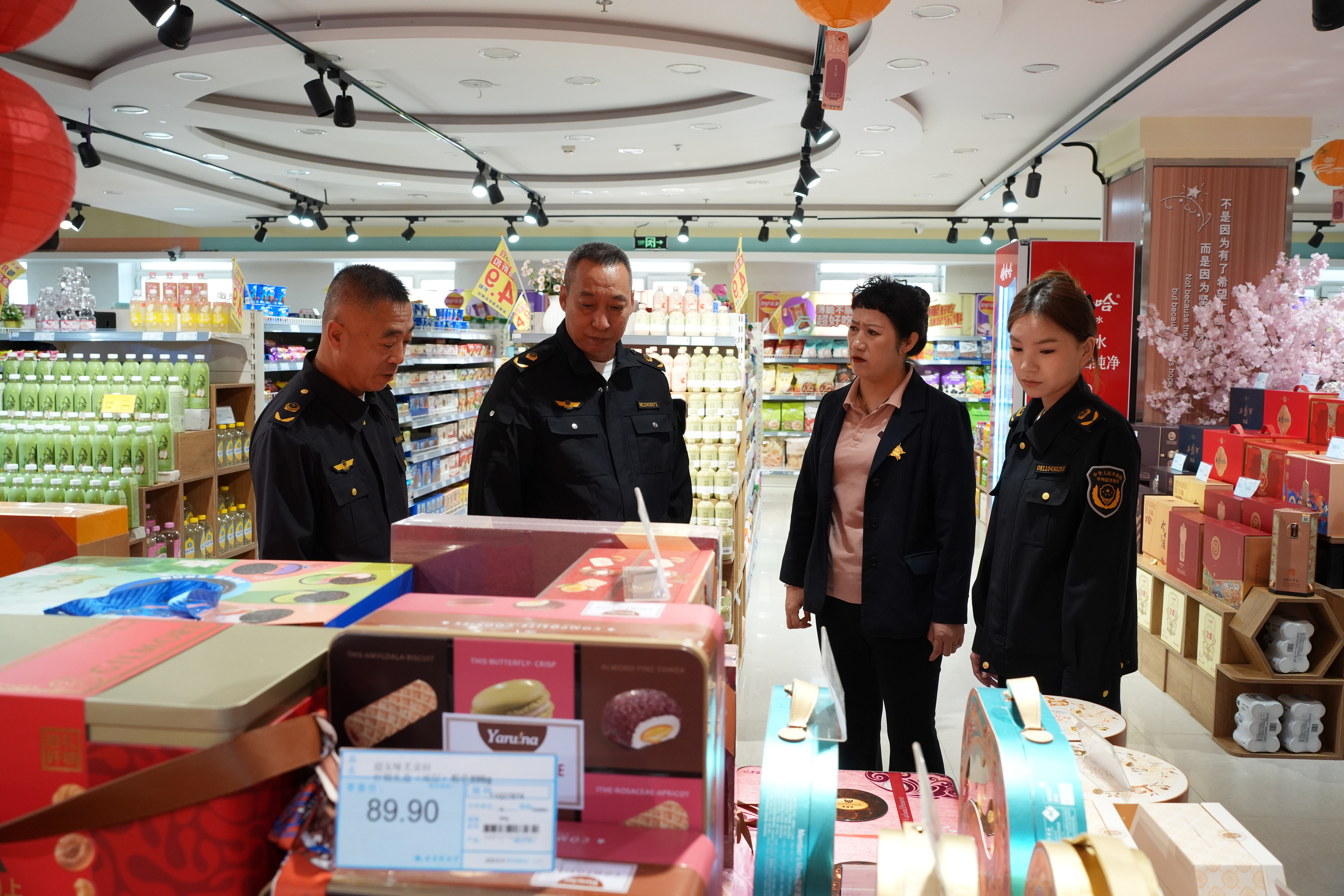 执法人员在检查大型商场明码标价(邹凯玥 摄)