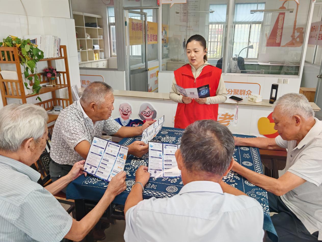 网络文明志愿者在网格驿站给村民普及网络安全知识 (左亚军 摄)