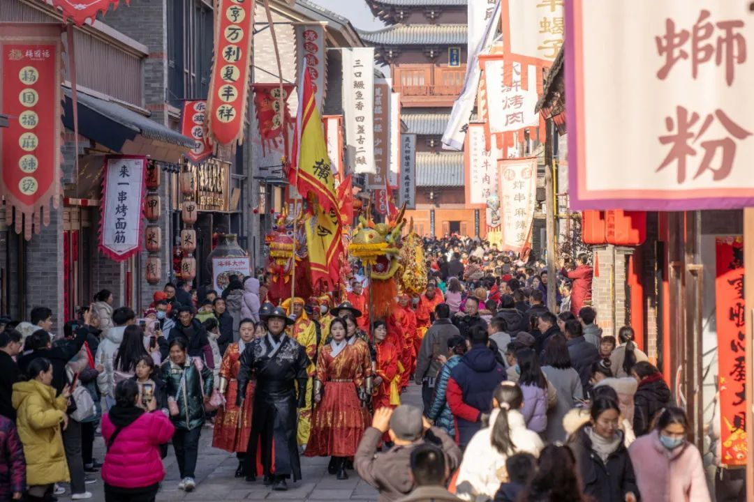 春节民俗巡游现场(阮雪峰 摄)