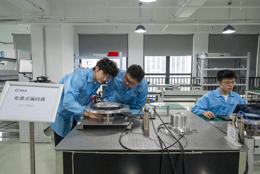 瑞控信研发人员调试电感式编码器(赵明 摄)