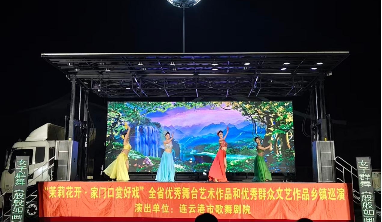 群舞表演 (刘家平 摄)