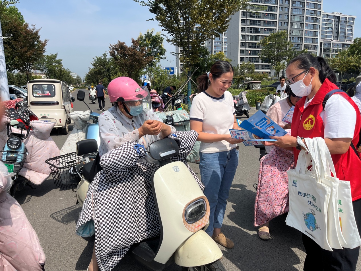 志愿者向家长发放《网络安全知识宣传手册》 (祁小云 摄)