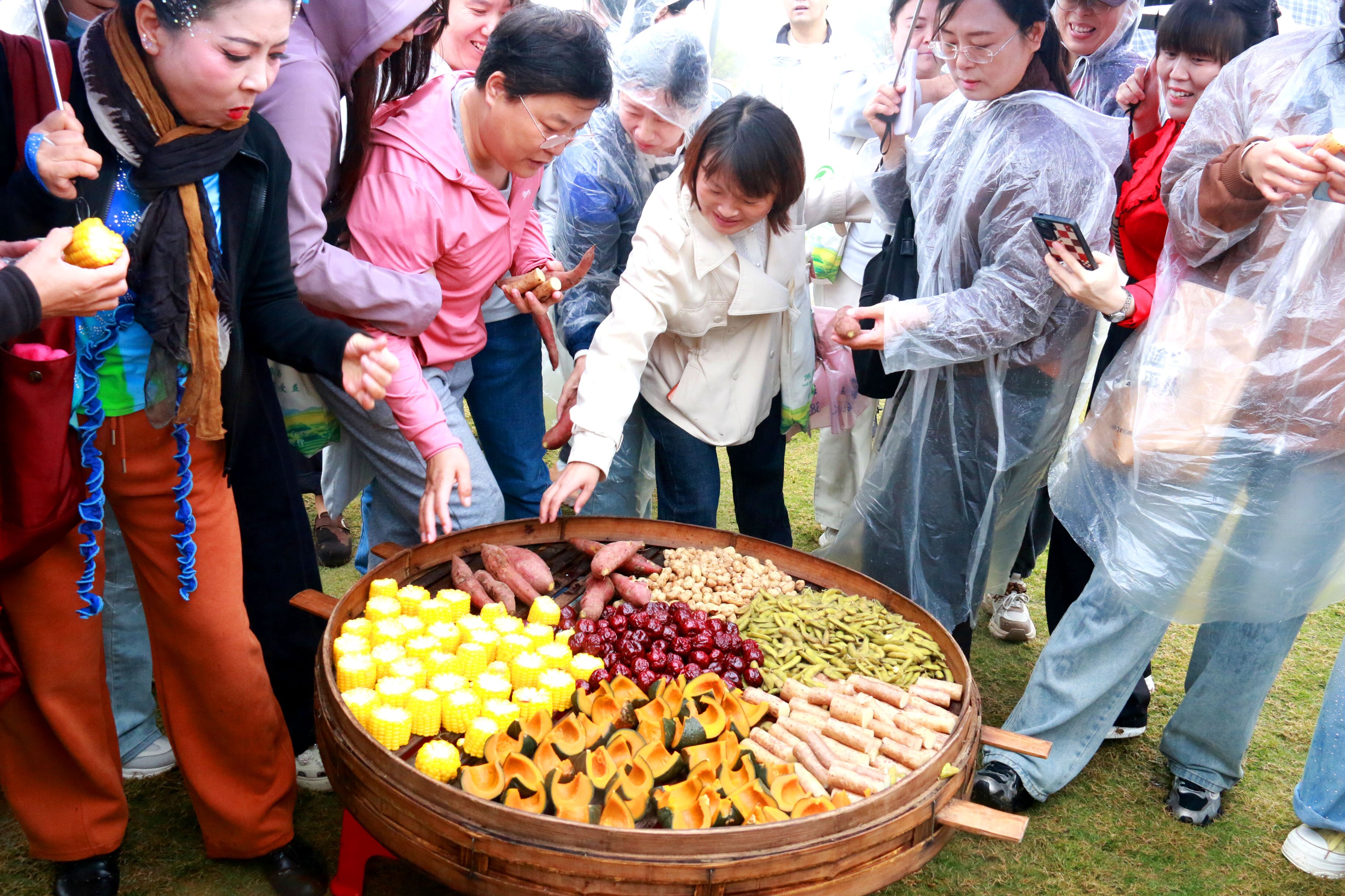 大家品尝美食“一笼盛五谷”(刘伟 摄)