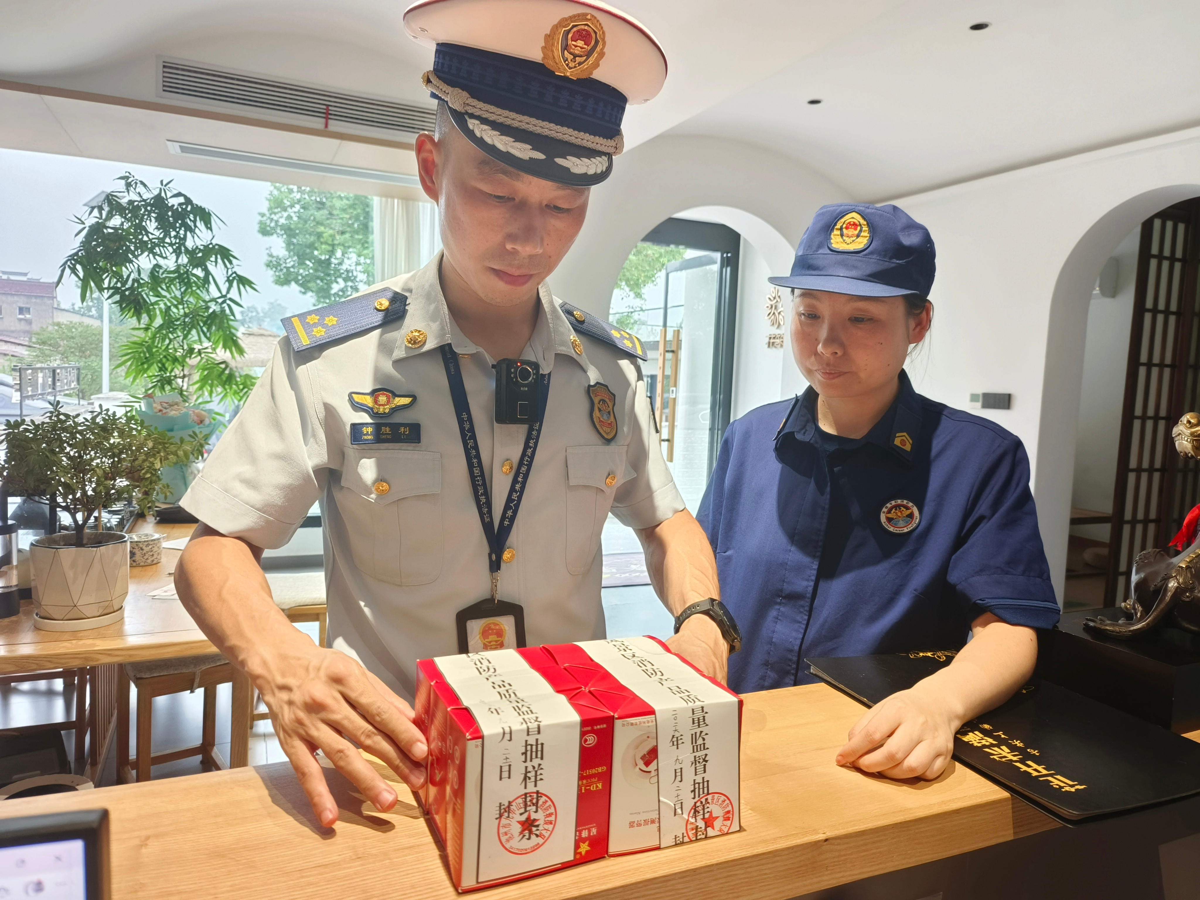 检查现场(方旭 摄)