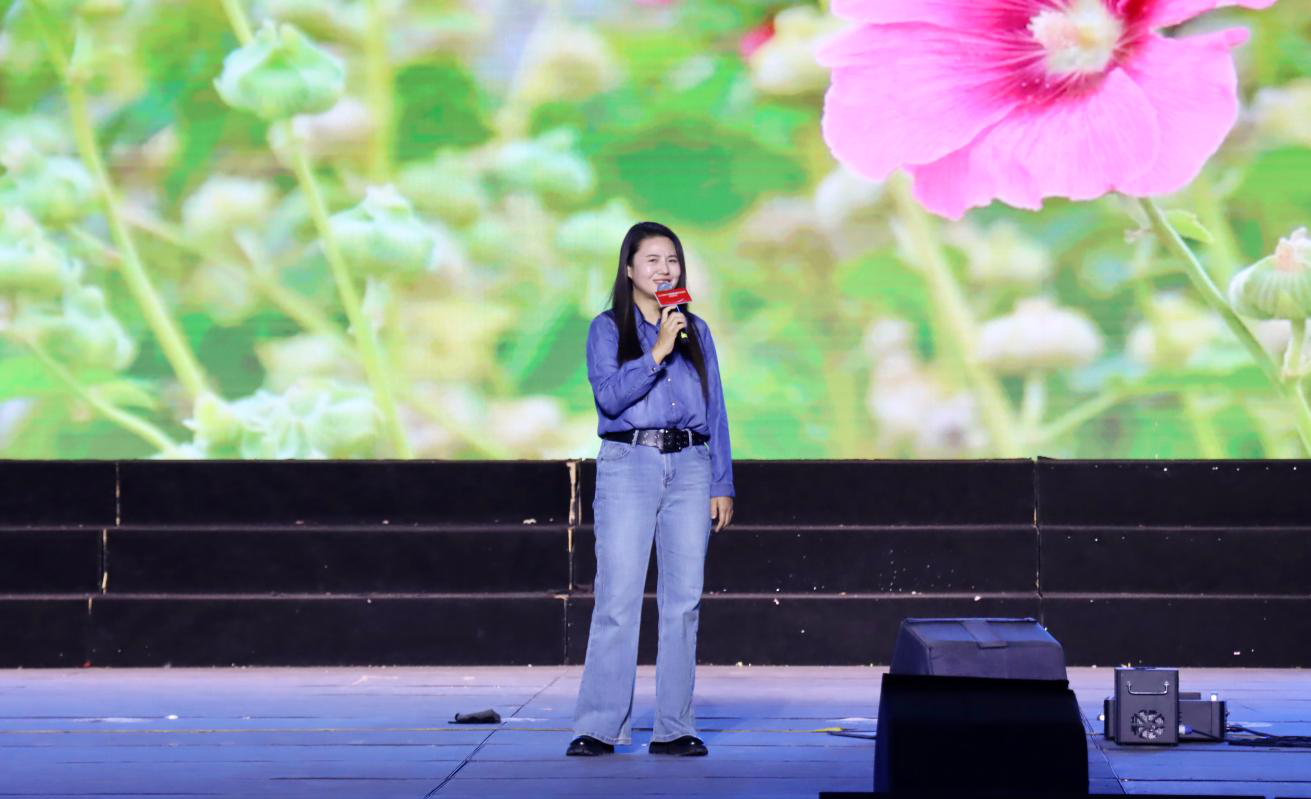 自媒体创作者高燕讲述自己拿起手机记录真实新疆的故事。(李龙 摄)