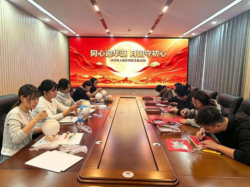 剪纸与月球绘画手工活动现场(窦英杰 摄)