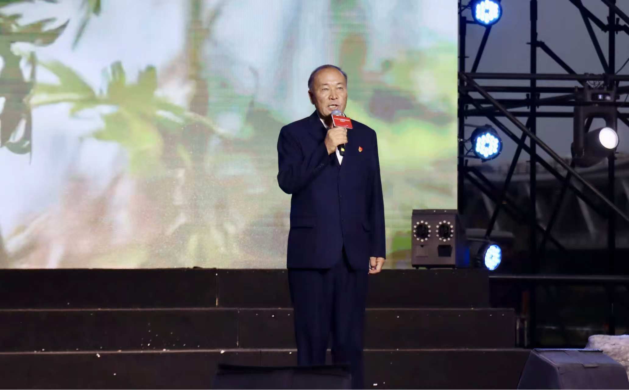 玛纳斯县大草滩村驻村第一书记叶尔布拉提·曼台。(李龙 摄)