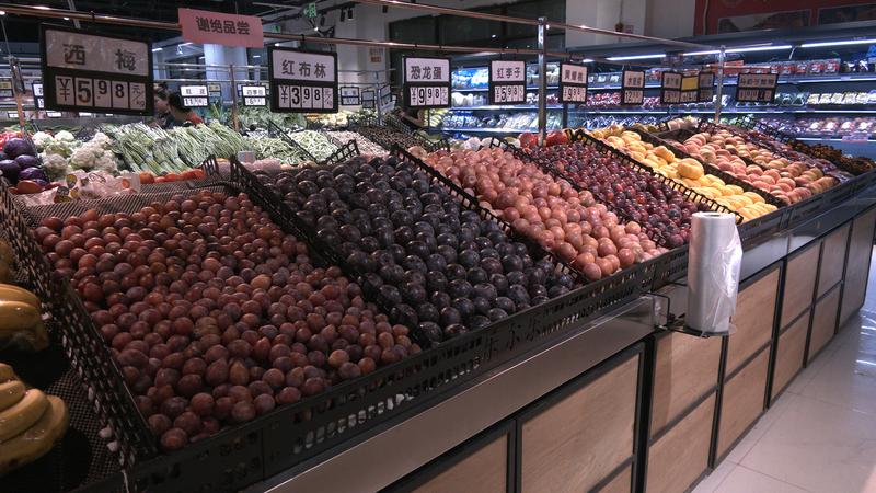 生鲜果蔬摆放整齐、货源充足。(上官新宇 摄)