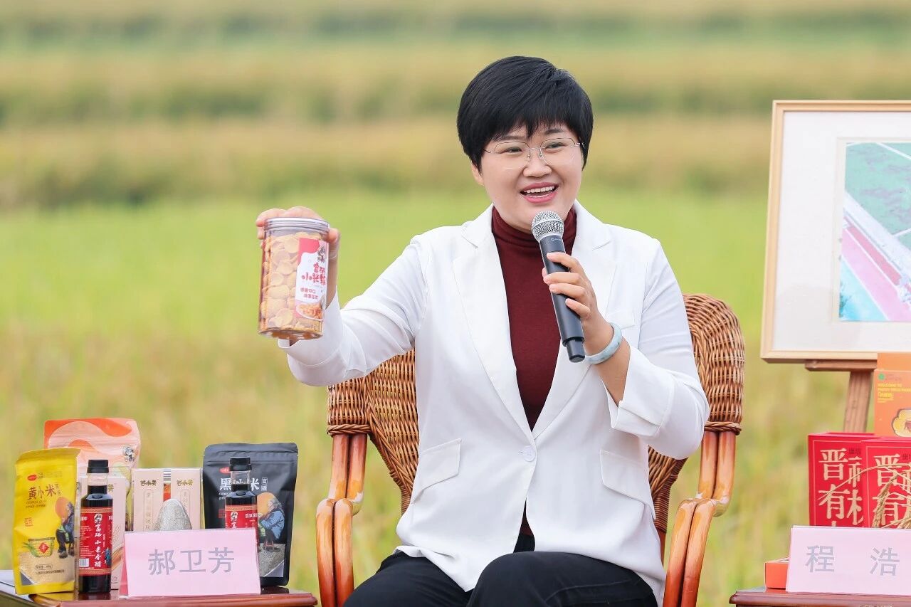 山西丰谷源农业开发有限公司董事长郝卫芳介绍深加工的农产品(席兆平 摄)