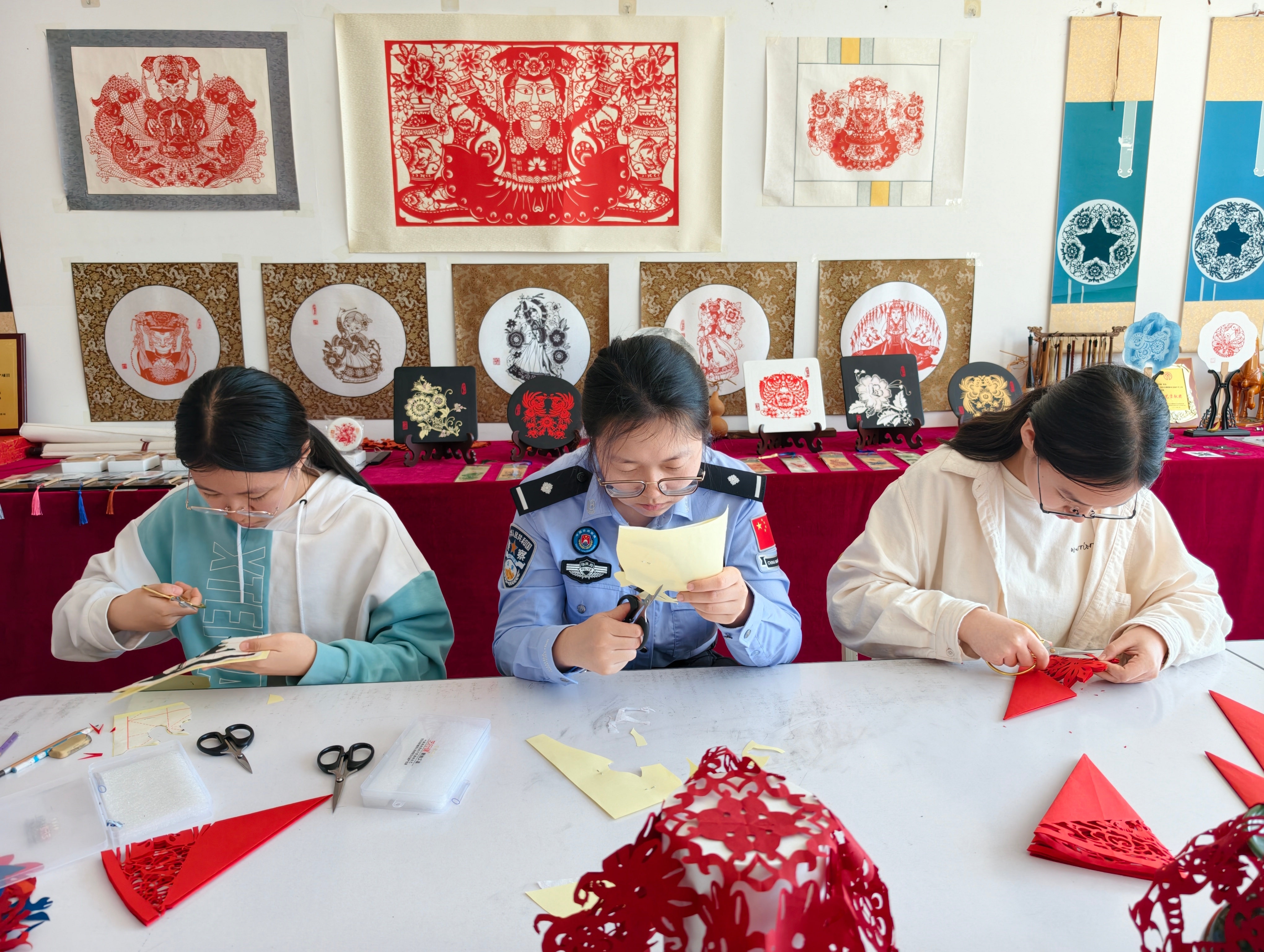 十四道沟边境派出所联合十四道沟镇中学开展非遗剪纸活动(张琦 摄)
