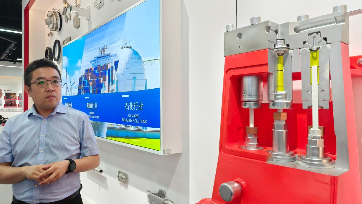 张智林在展示厅介绍产品(曾庆华 摄)