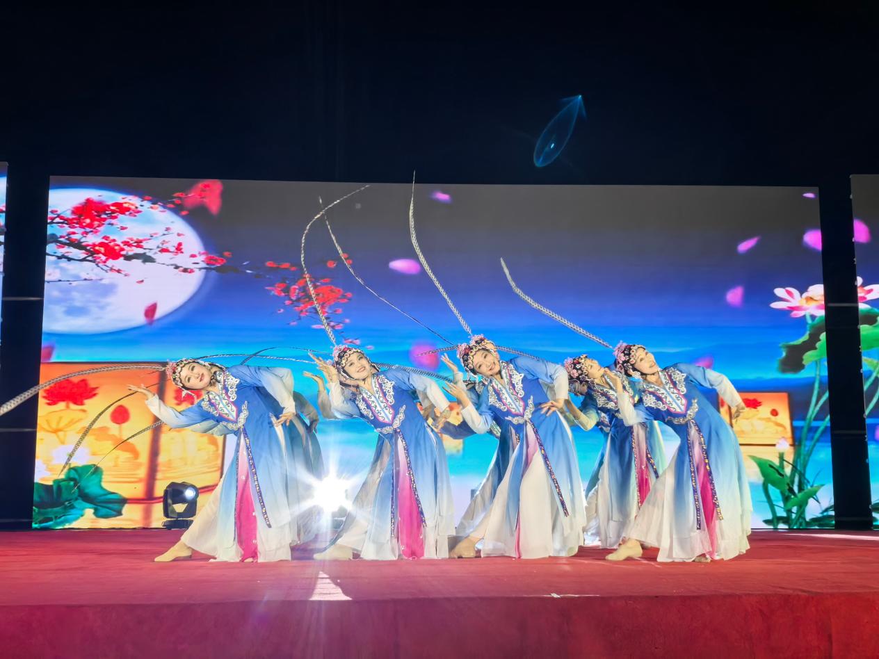 古典舞《俏花旦》将戏曲元素与舞蹈完美融合,灵动展现了传统戏曲文化的独特韵味,现场观众掌声叫好声不断(陈勇 摄)