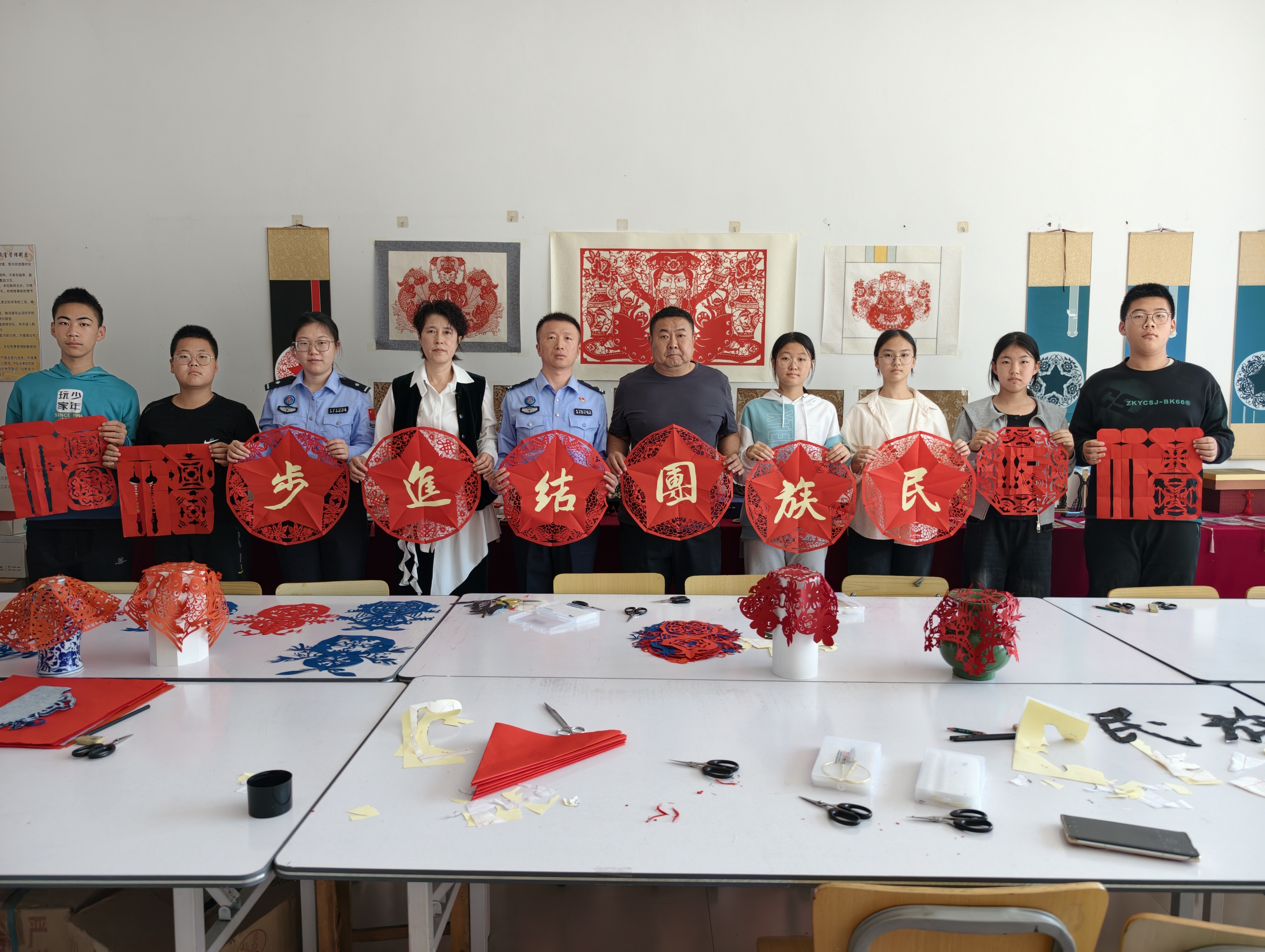十四道沟边境派出所联合十四道沟镇中学开展非遗剪纸活动(张琦 摄)