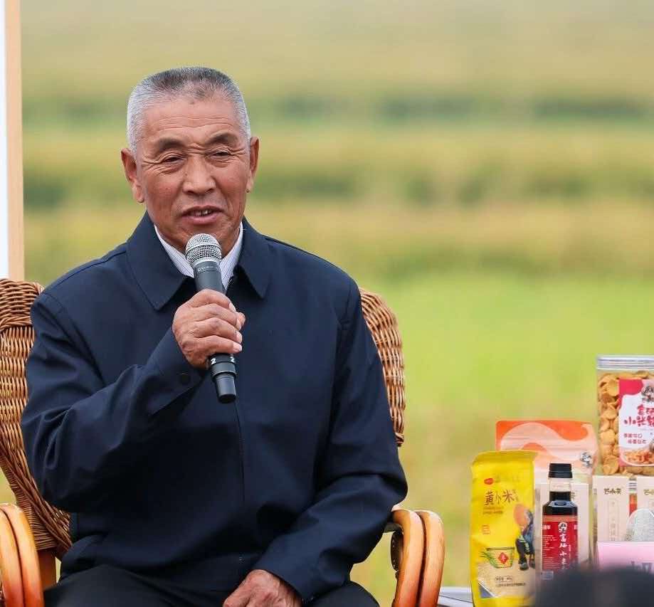 临汾市汾西县僧念镇段村村委公益岗政策宣传员蔡文明汇报段村的发展变化(席兆平 摄)
