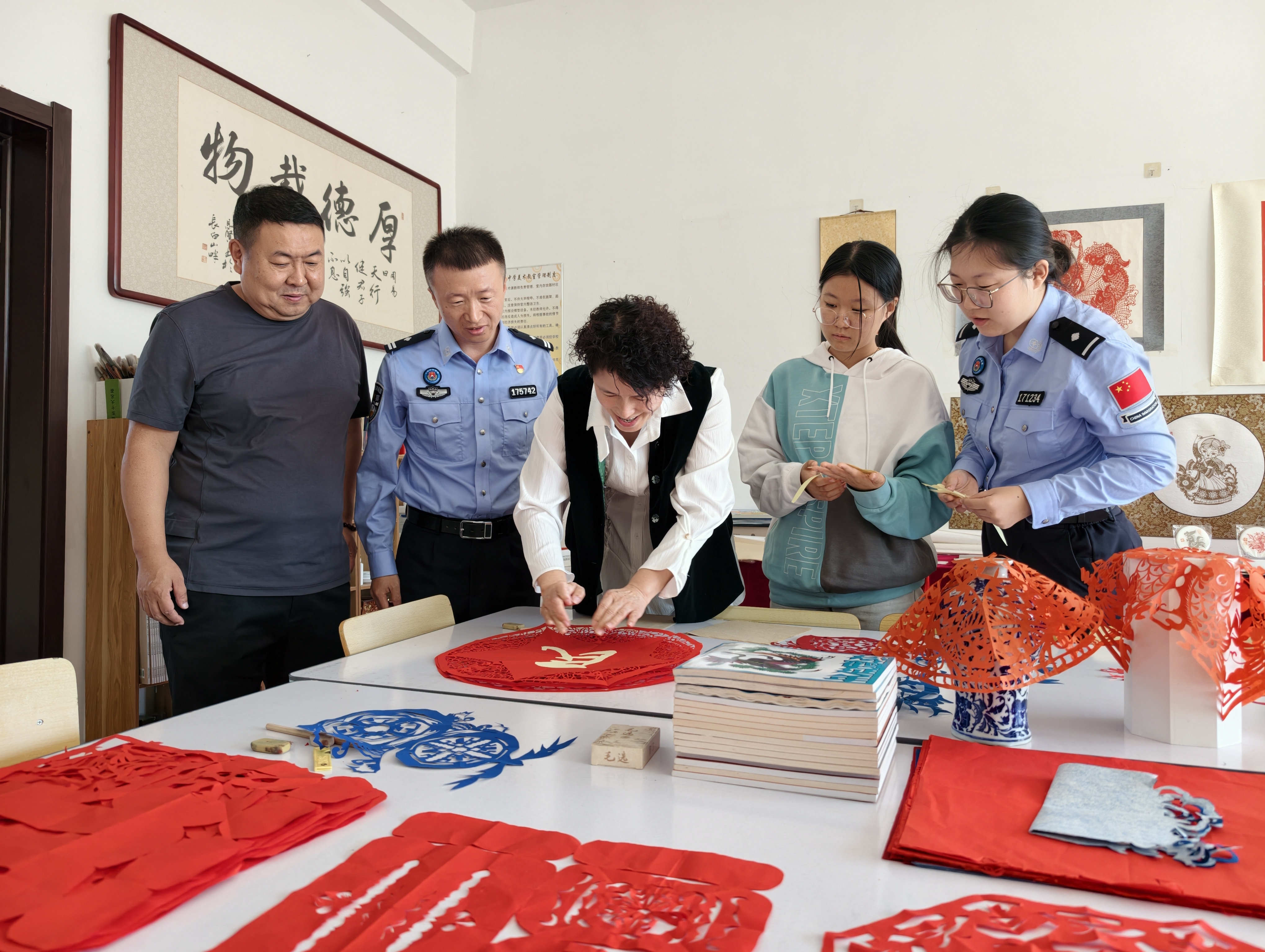 十四道沟边境派出所联合十四道沟镇中学开展非遗剪纸活动(张琦 摄)