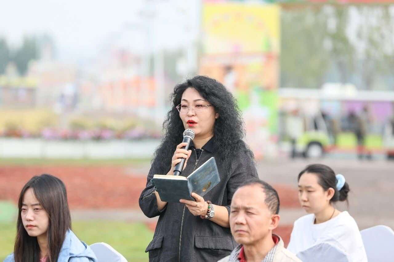 本报记者就乡村发展变化的所感所想现场提问(周志敏 摄)