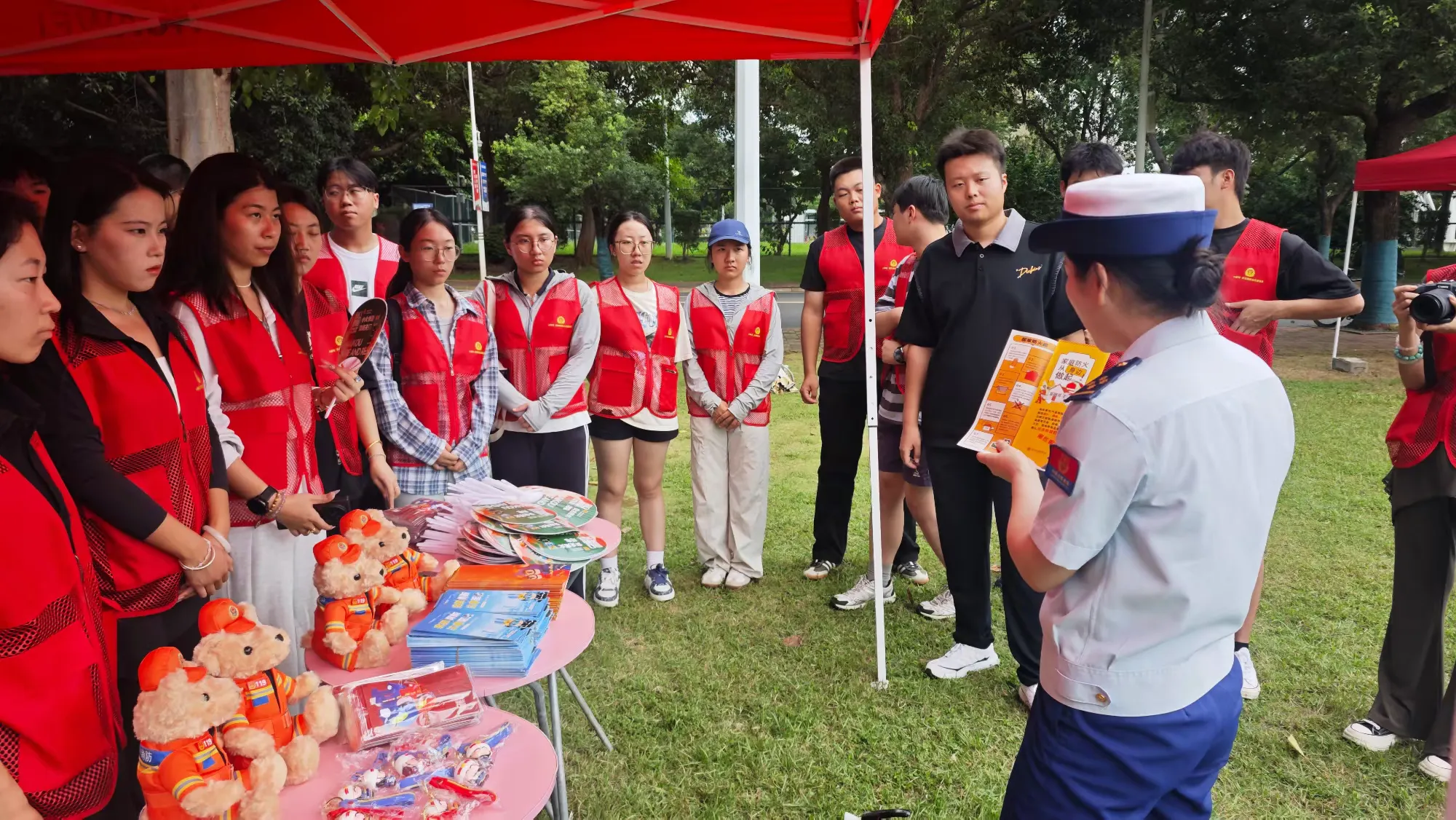 消防宣传员进校园开展安全宣讲(许振群 摄)