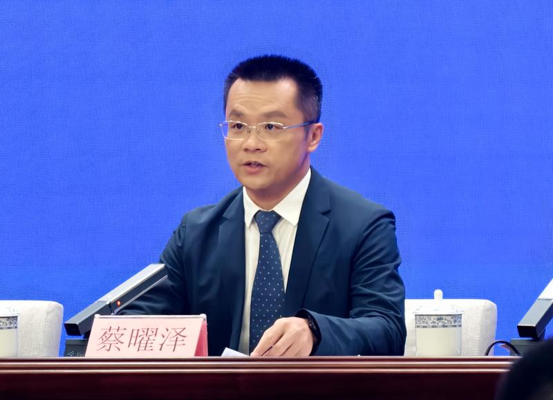 中共保亭黎族苗族自治县委副书记、县人民政府县长蔡曜泽作主题发布(林欣颖 摄)