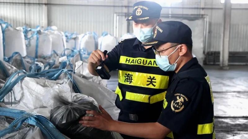 阿拉山口海关关员现场查验进口货物(布仁巴特 摄)