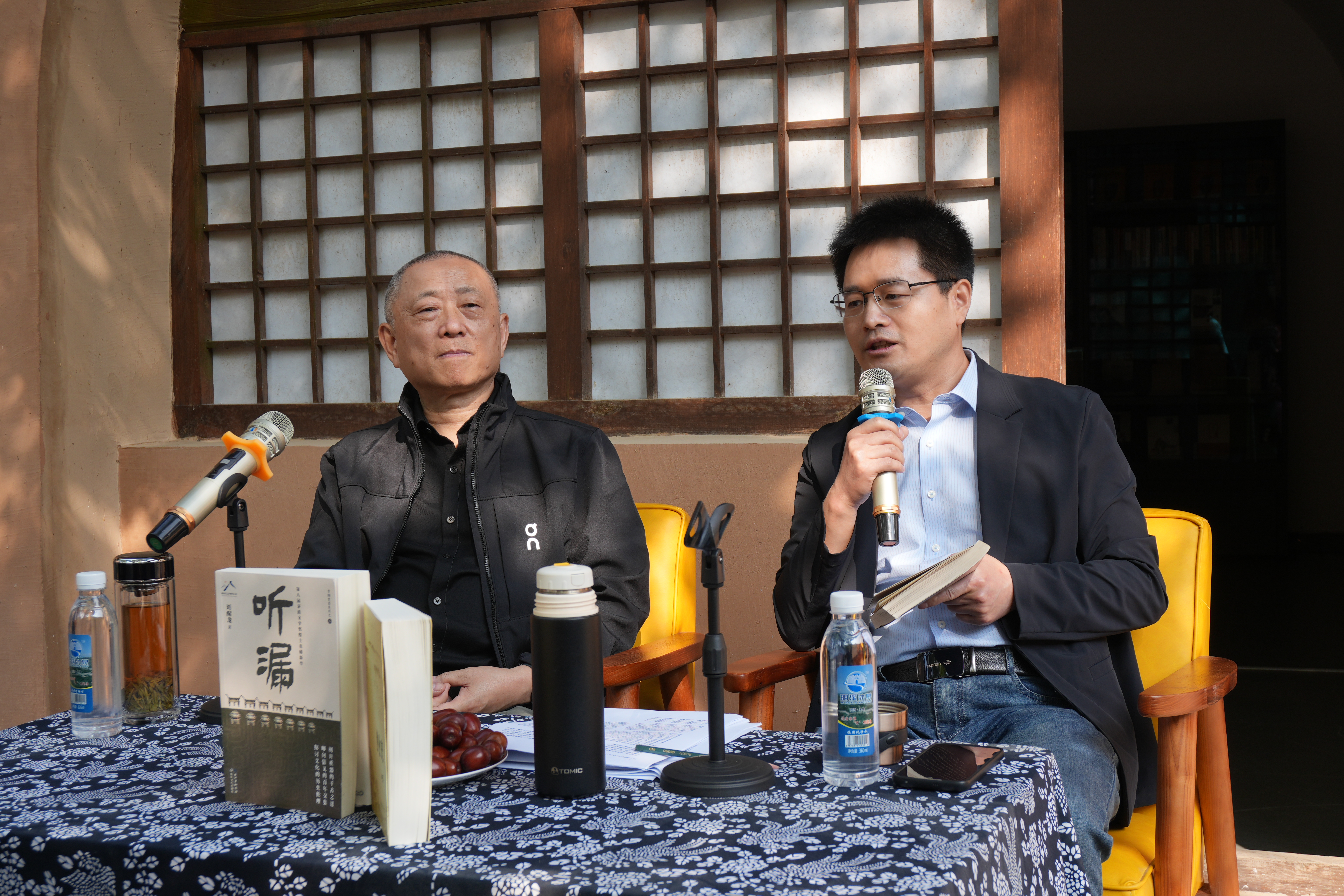 著名作家刘醒龙(左)接受陕西师范大学教授、《小说评论》代主编杨辉的访谈(梁曦 摄)