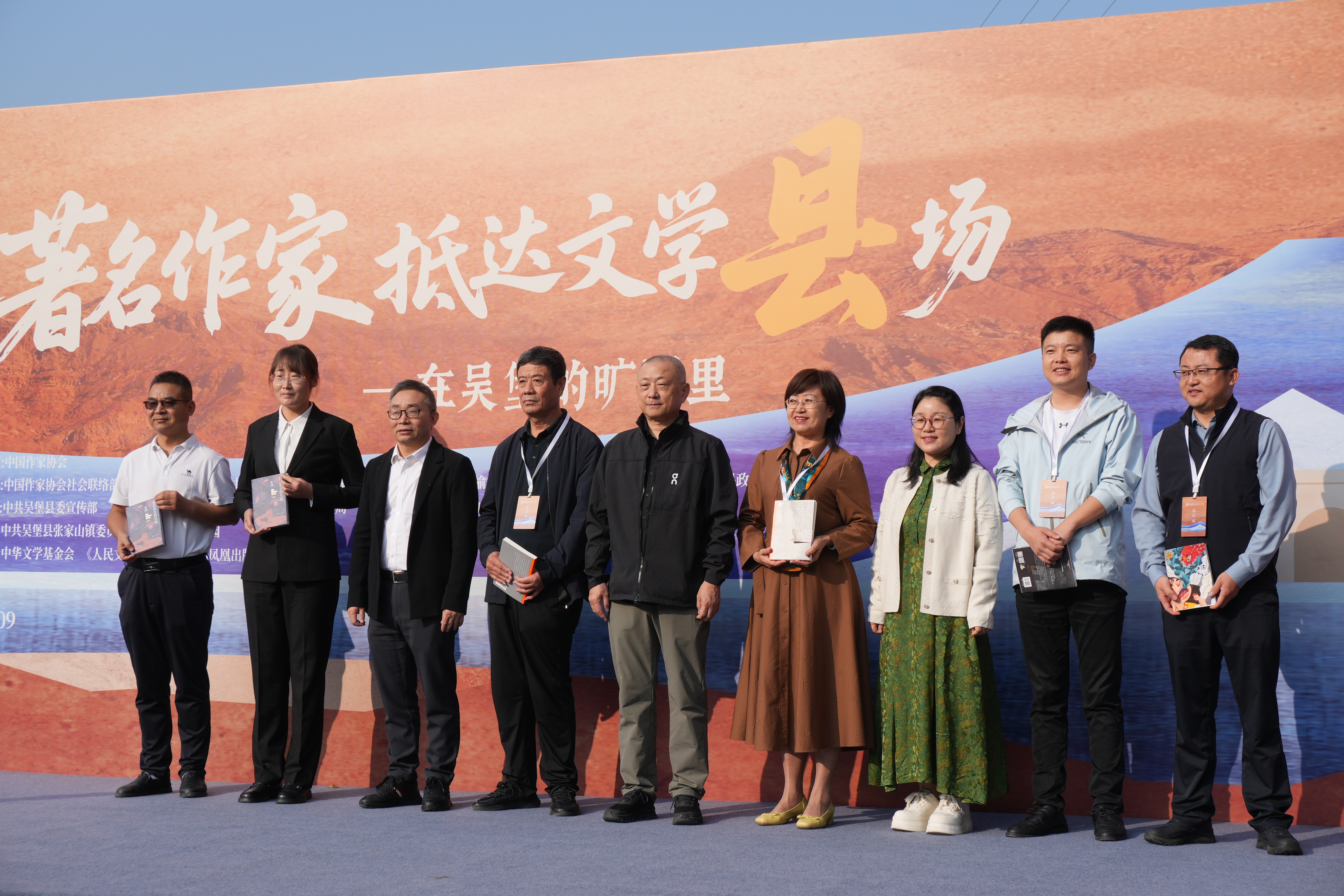 三位作家与“写给黄土地的信”优秀创作者合影(梁曦 摄)