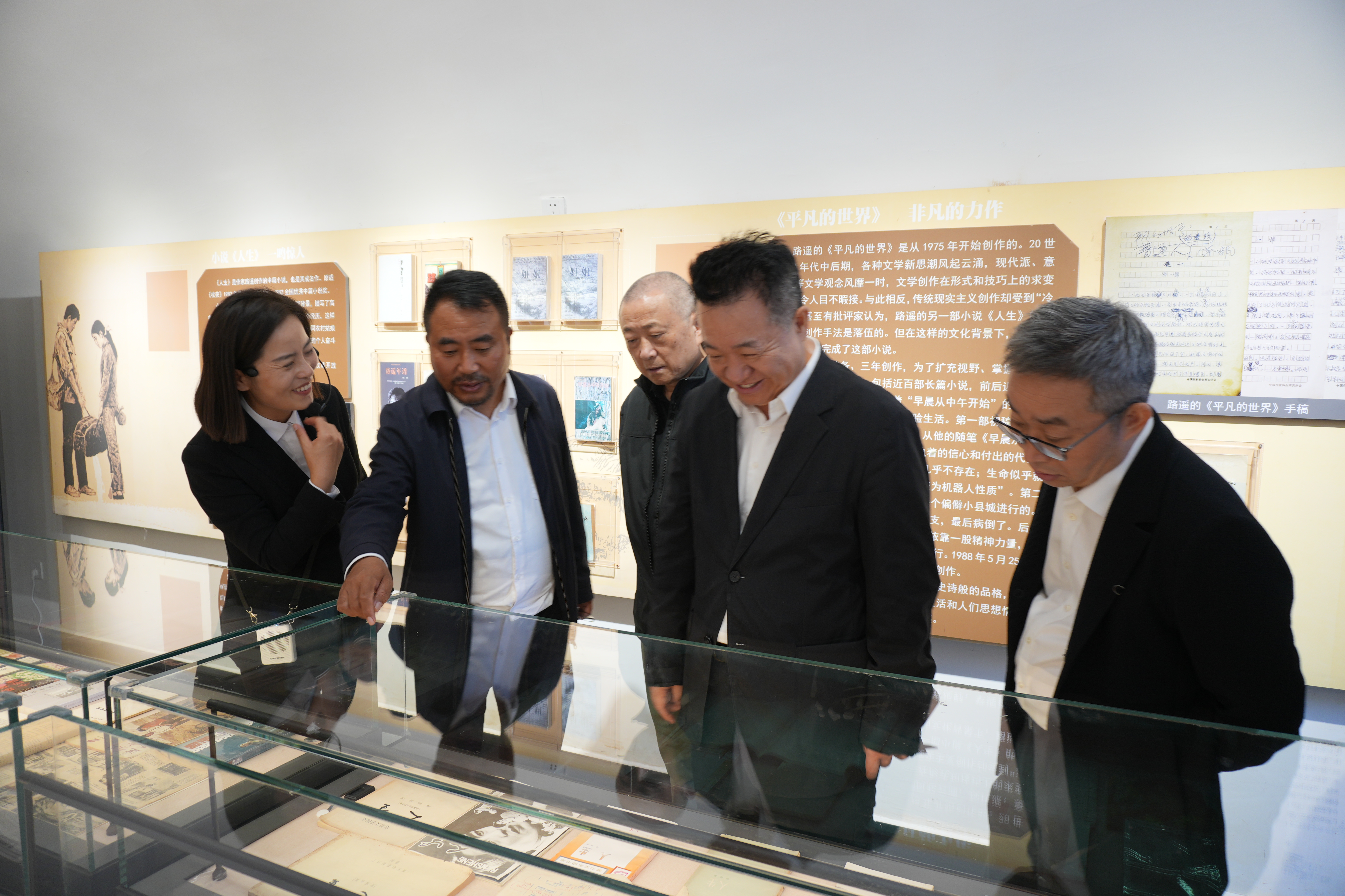 邱华栋(右二)与刘醒龙(右三)、东西(右一)参观柳青文化园(梁曦 摄)
