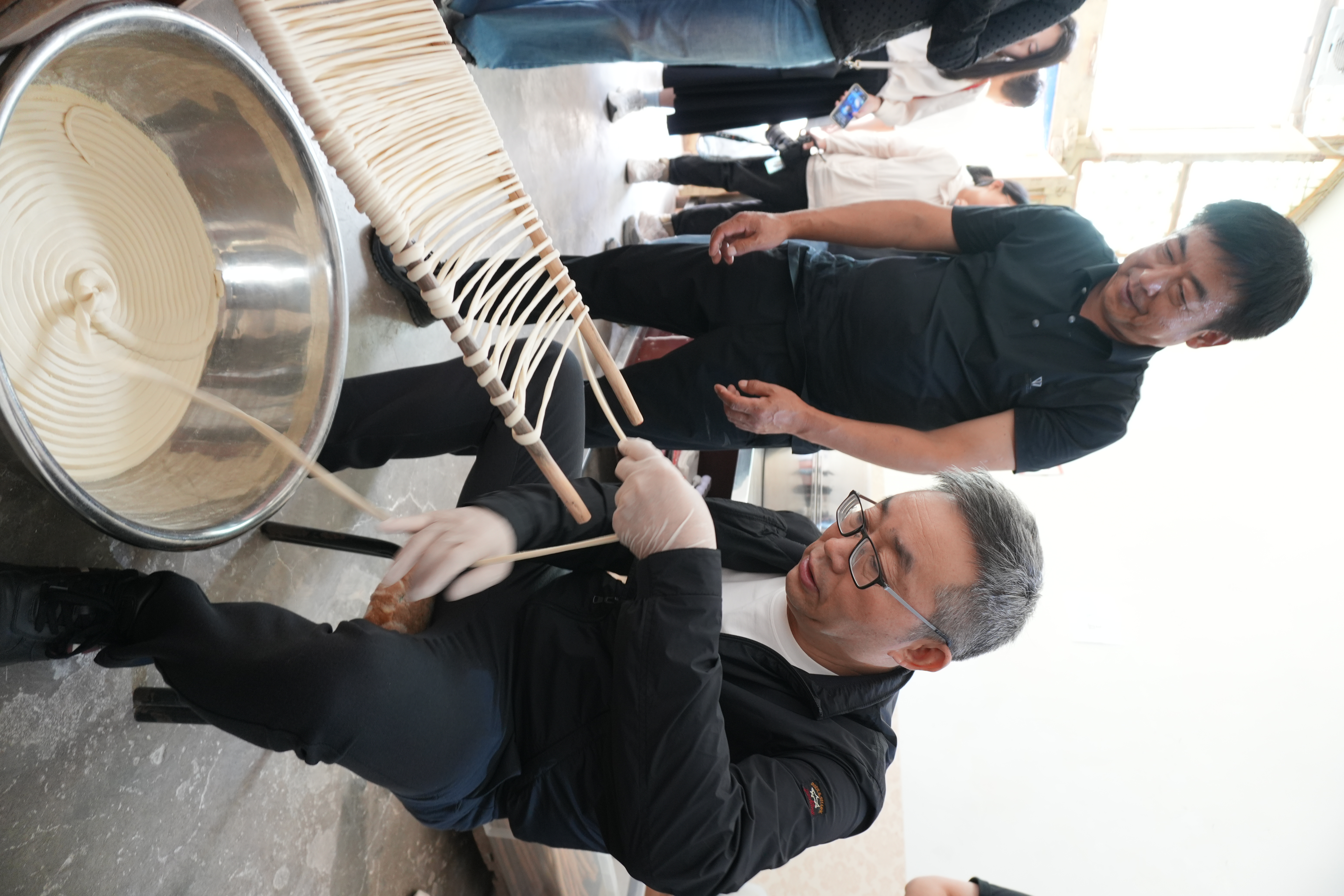 著名作家东西体验手工空心挂面制作过程(梁曦 摄)