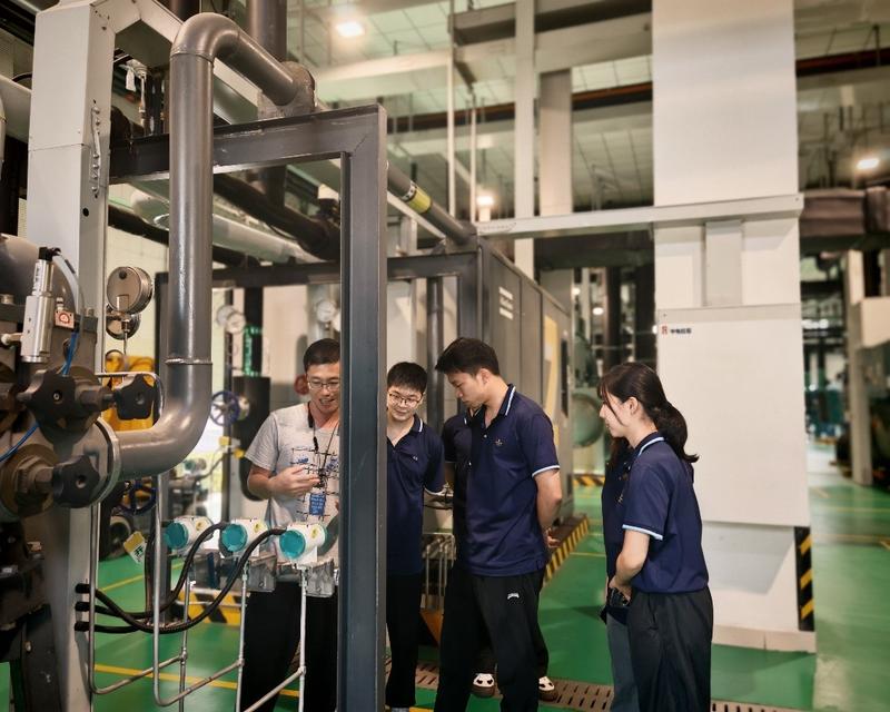 系统工程师为青工讲解精准供能路径(梁雨灵 摄)