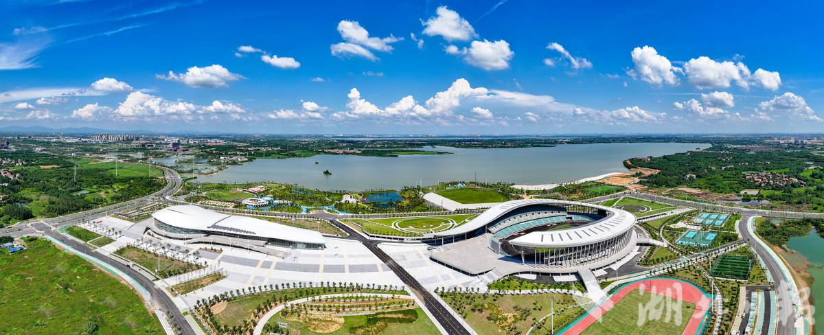 位于王母湖畔的孝感市奥体中心。(孝感市委宣传部供图)
