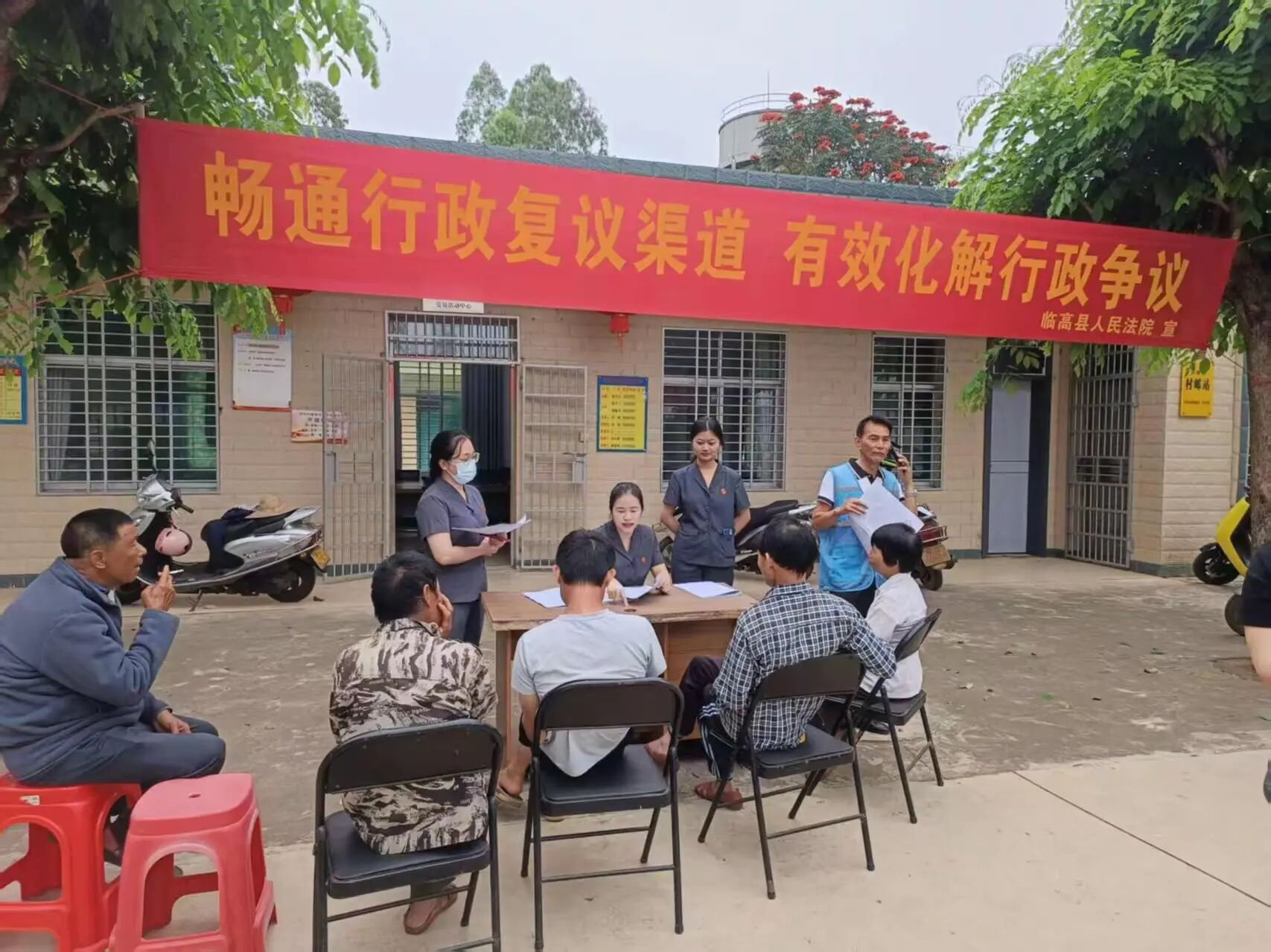 法院干警深入乡村开展普法宣讲(林组 摄)