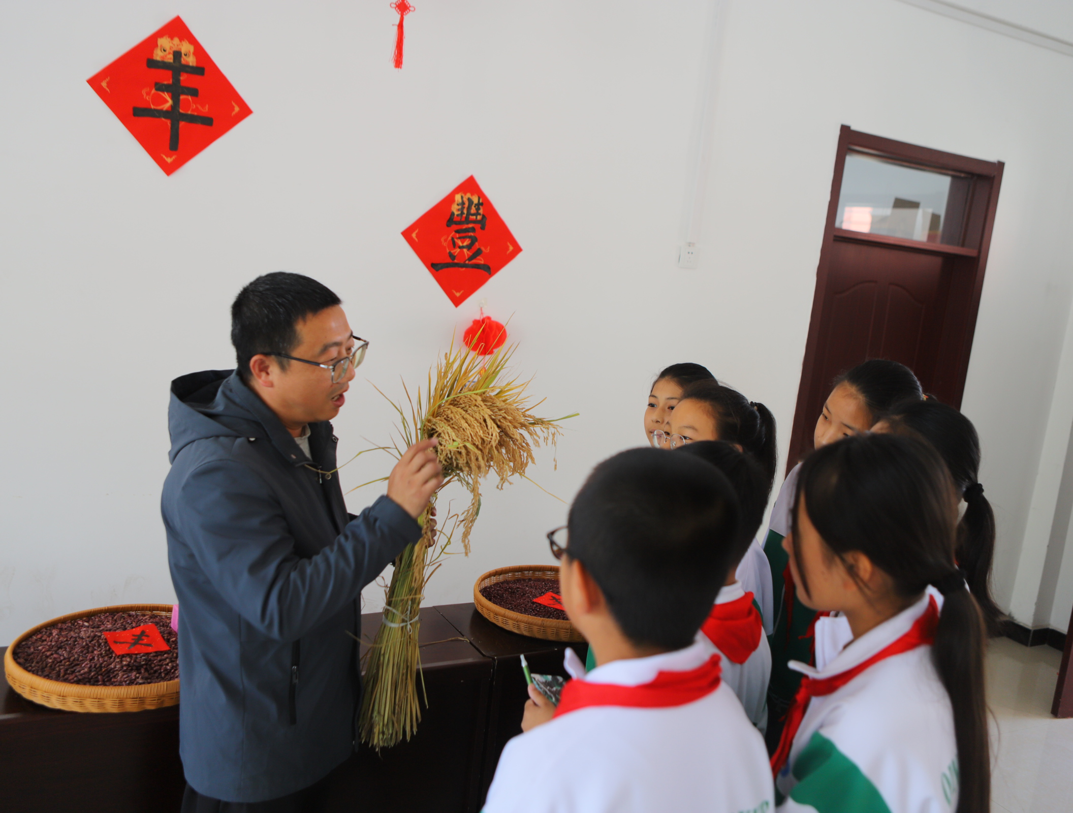 马巍给学生们讲解水稻知识 (田宏 摄)
