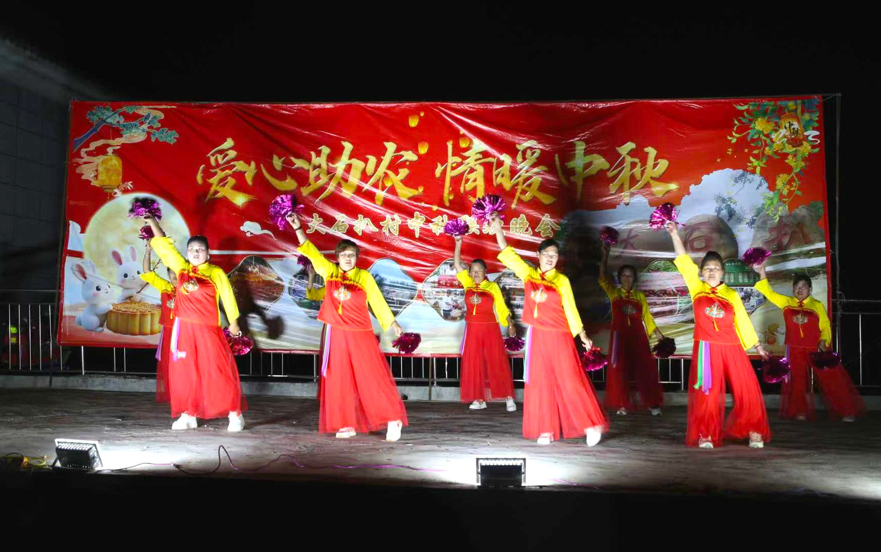 群众演员在表演节目(王世超 摄)