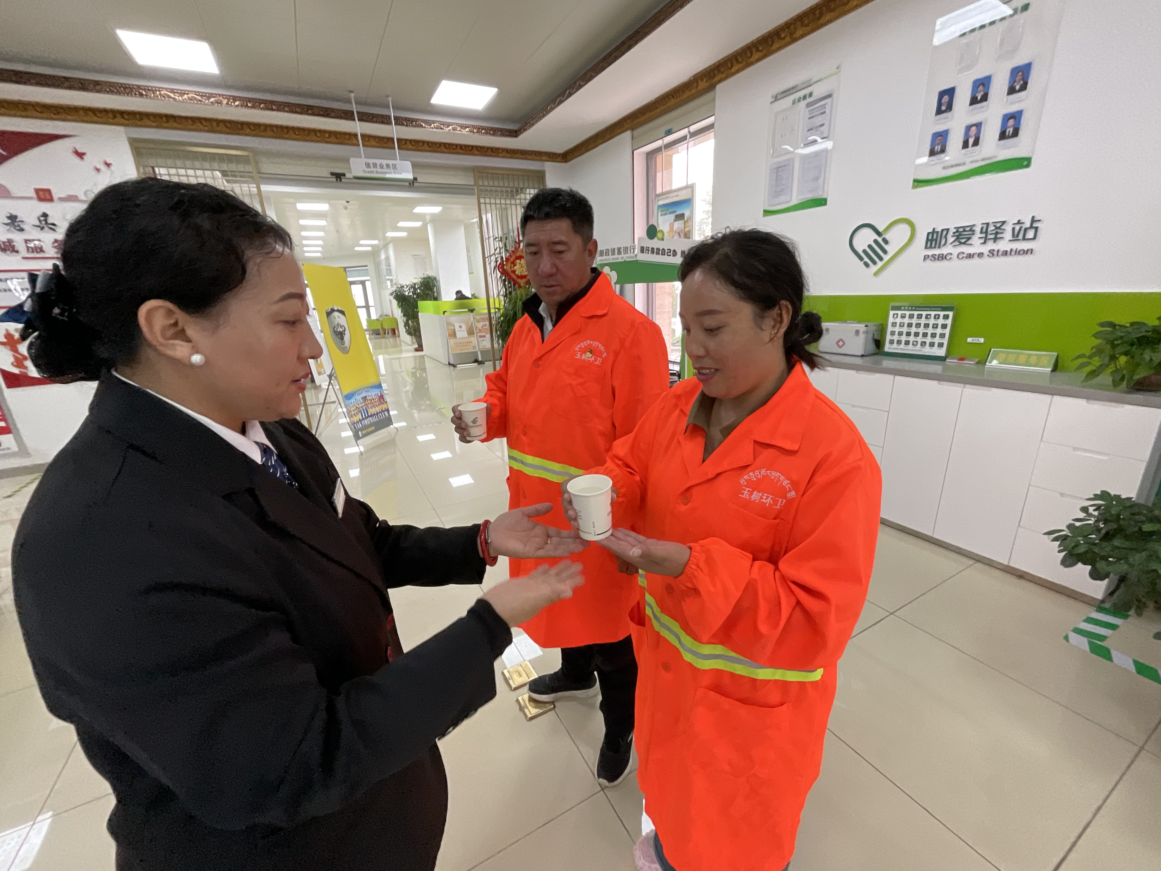“邮爱驿站”工作人员为城市环卫职工送上暖心服务。(申维祖 摄)