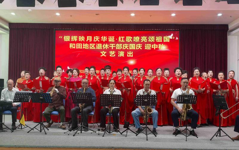 集体合唱《东方红》(李蓉 摄)