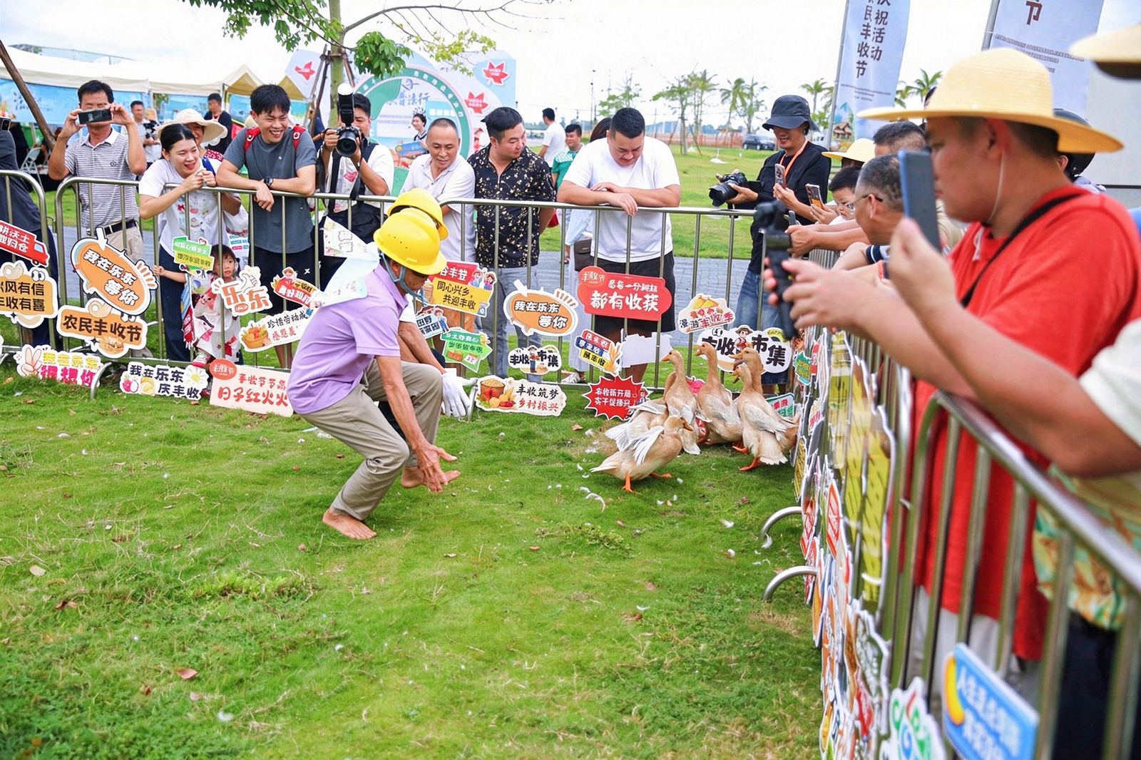 群众代表参与“鸭田喜事”趣味互动项目(王强 摄)
