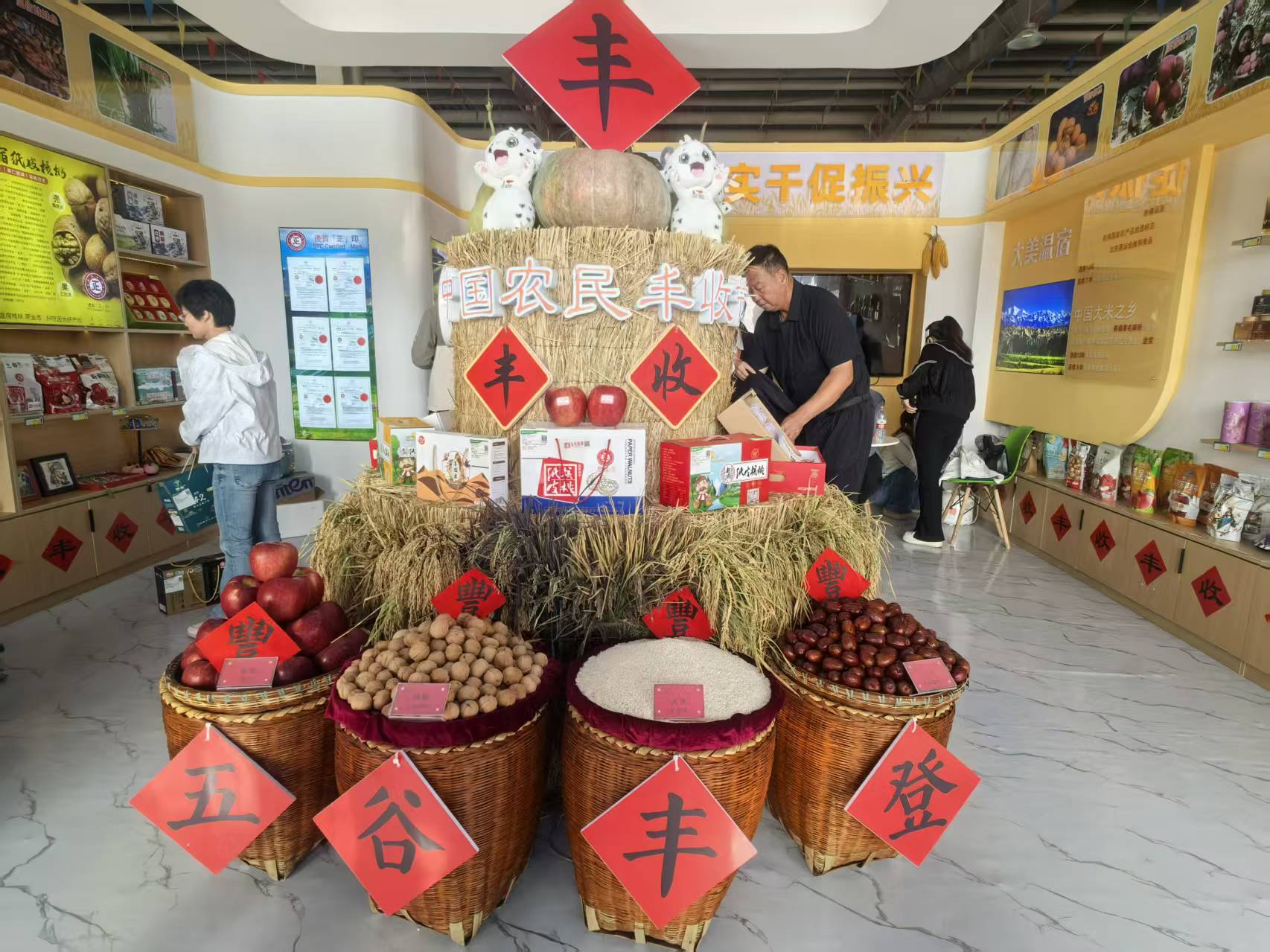 温宿县展厅一角(查燕荣 摄)