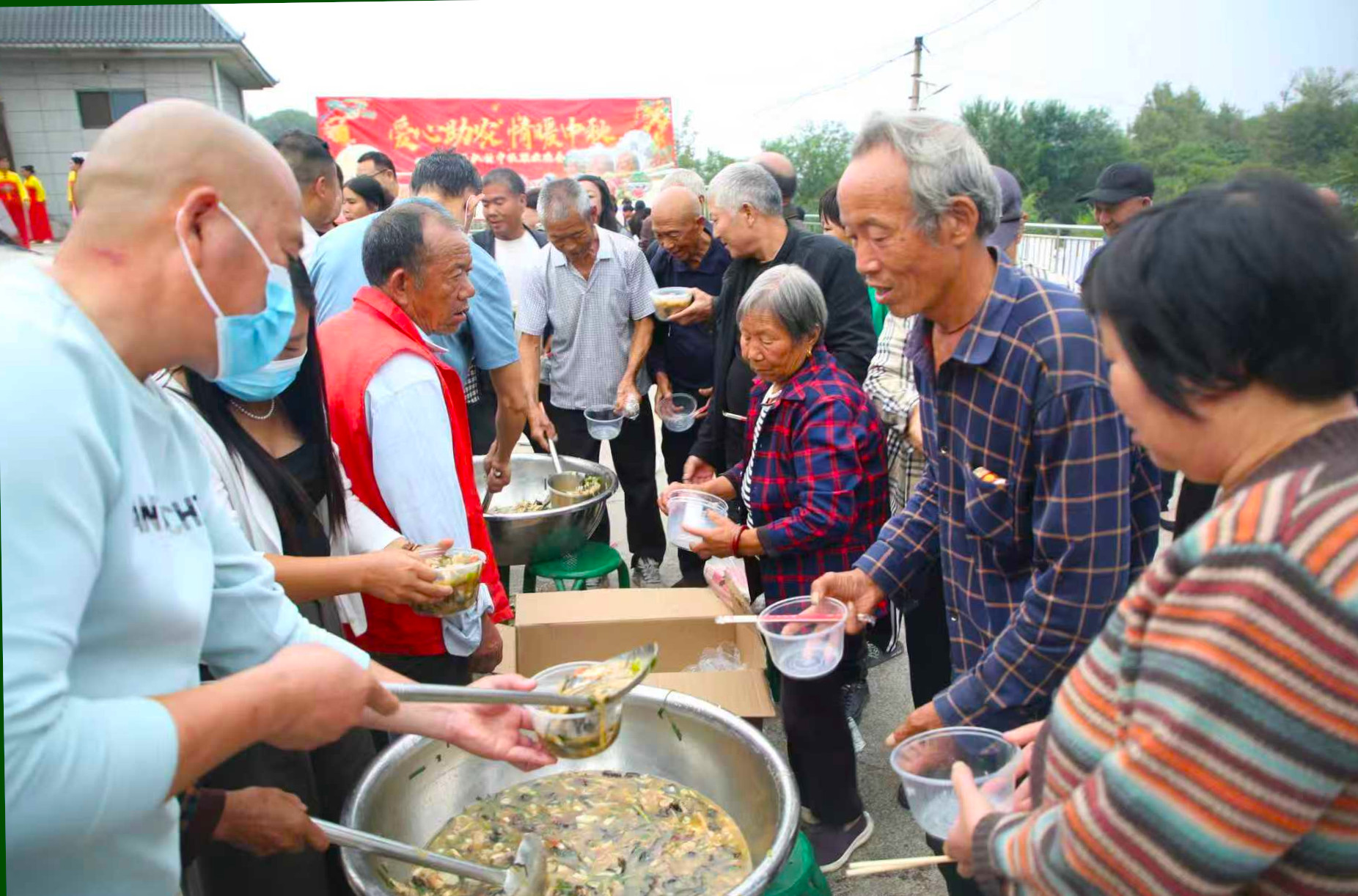 群众在打团圆饭(王世超 摄)