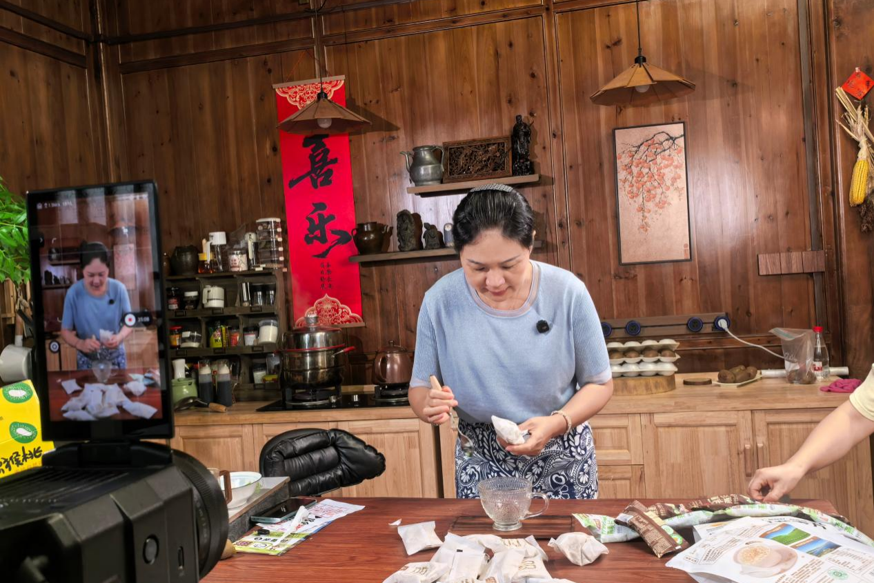 朱茶香出圈后带货乡村特色农产好物(张显平 摄)