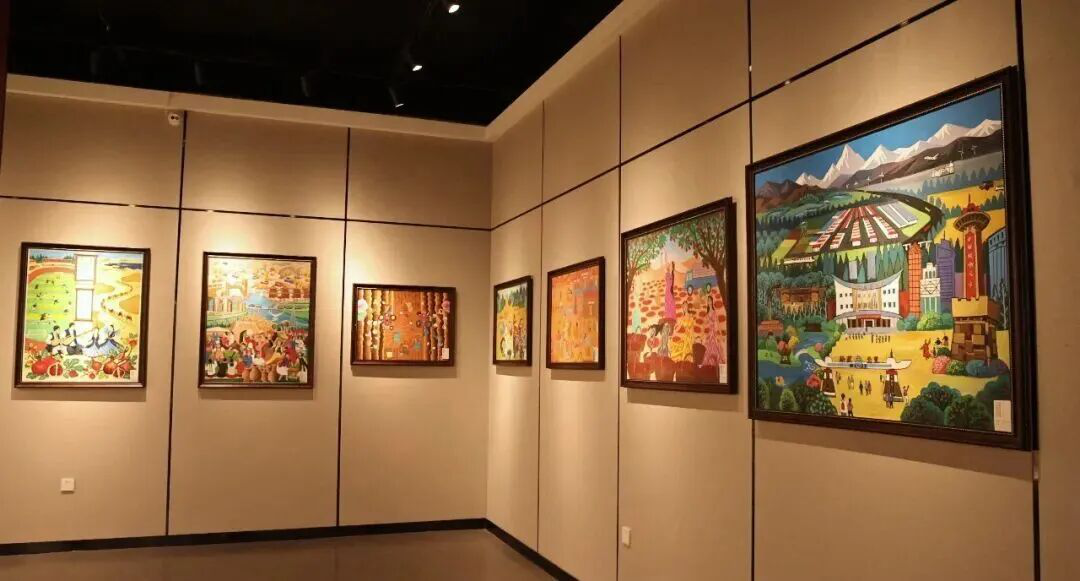 农民画展品(廖一萌 摄)