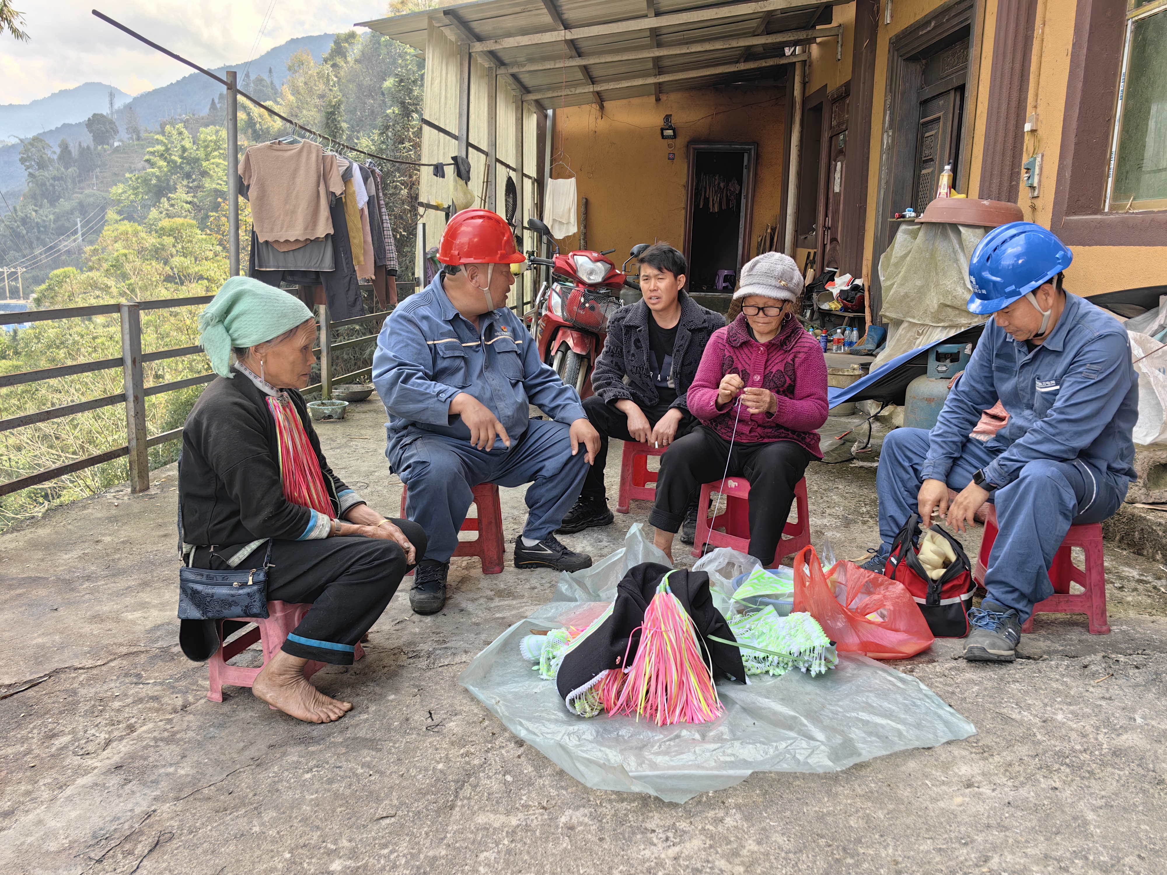 南方电网云南红河绿春供电局平河供电所工作人员到梅尼新寨开展客户走访(李龙仙 摄)