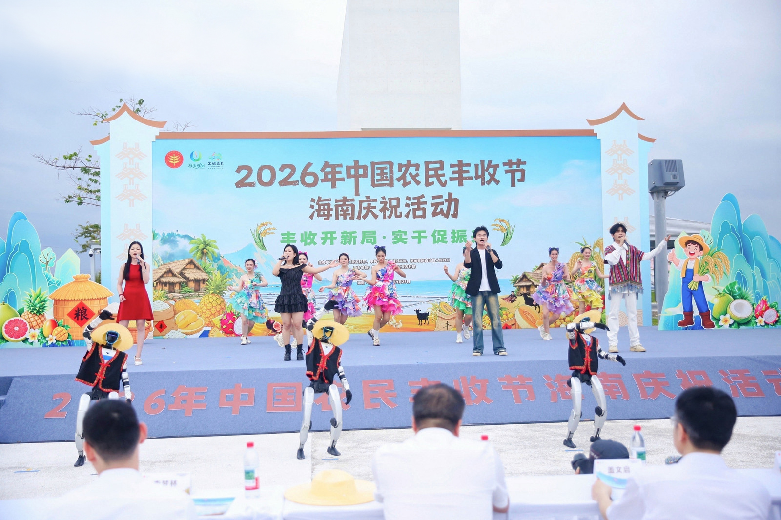 动感歌舞与智能机器人趣味互动(王强 摄)