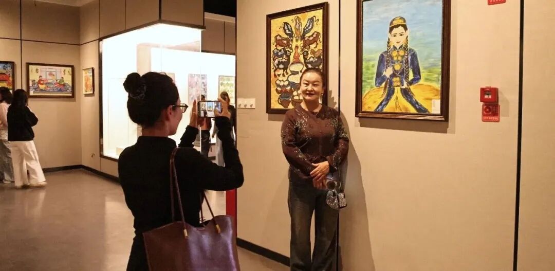 观众观看画展拍照记录(廖一萌 摄)